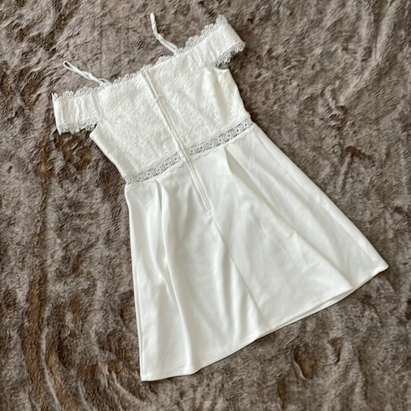 Francesca’s White Lace Bodice Off-the-Shoulder Mini Dress Small NWT - Picture 9 of 11